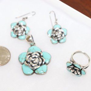 Real turquoise roses set in 925 silver